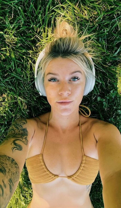 rachelbell naked model photo