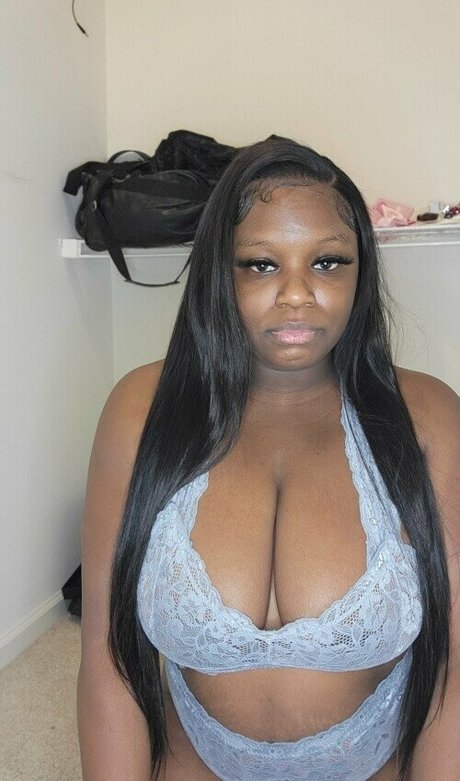 ThatChocoBxtch model perfect pic