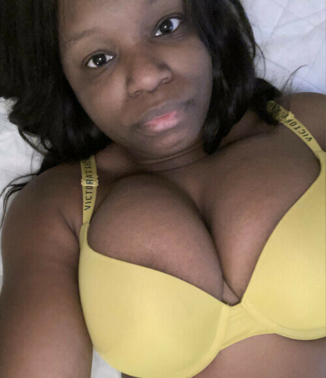 ThatChocoBxtch nude model pics