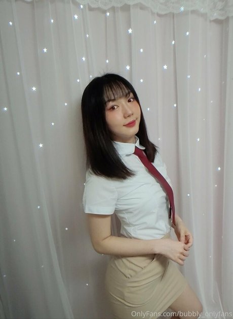 Bubbly live model free photo