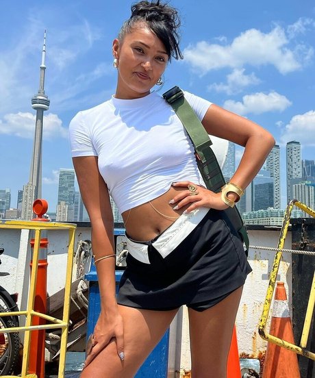 Joy Crookes star pornographic pictures
