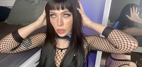 lorawolfy top model pic