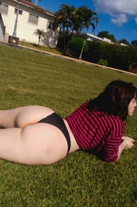 Luma Ferrari model free pictures