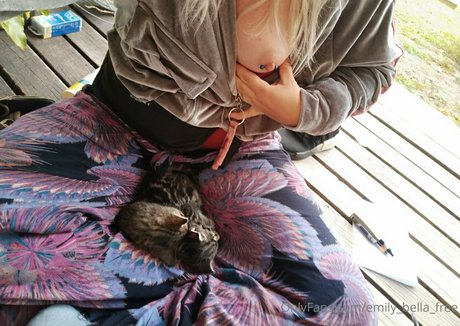 emily bella free model adult photos