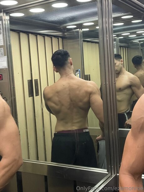 Ezemonroe porn model picture