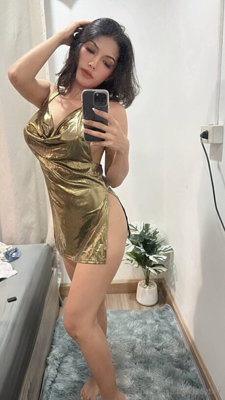 Ploytoy sexy actress image