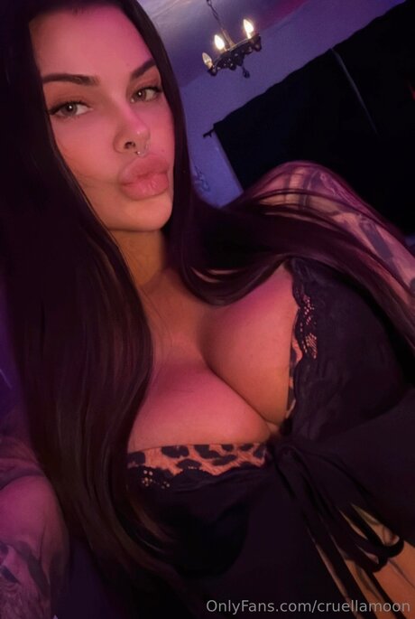 Cruellamoon model nude image