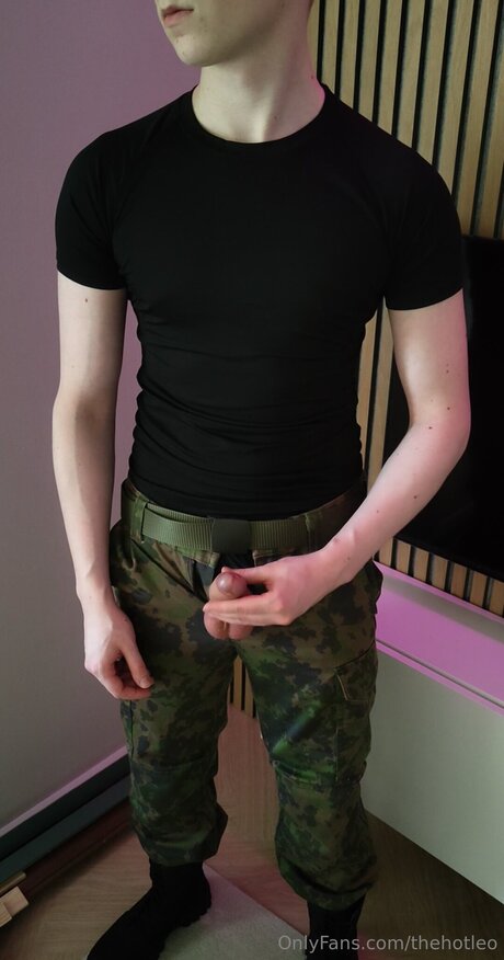 Thehotleo naked star pic