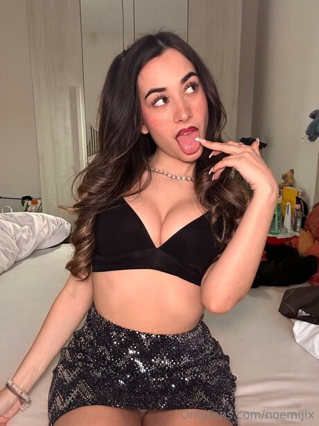 Noemijix model erotic picture