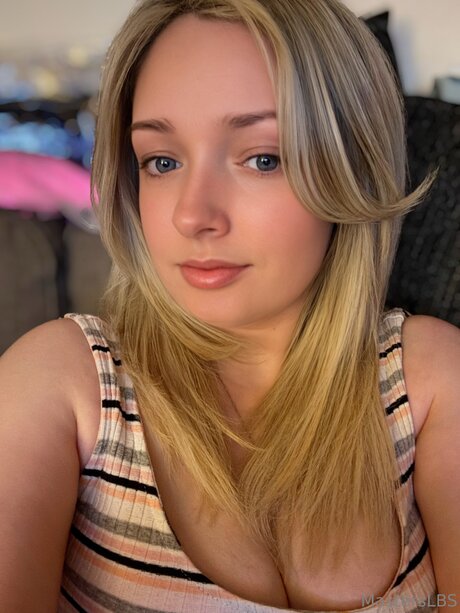 Pregnantleanna model top img