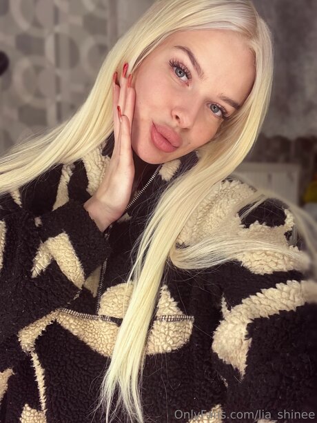 Shine Lia high quality actress img