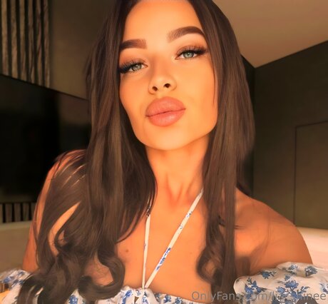 Shine Lia model pretty pics