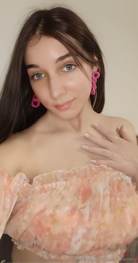 Luulu Sweety sexy actress image