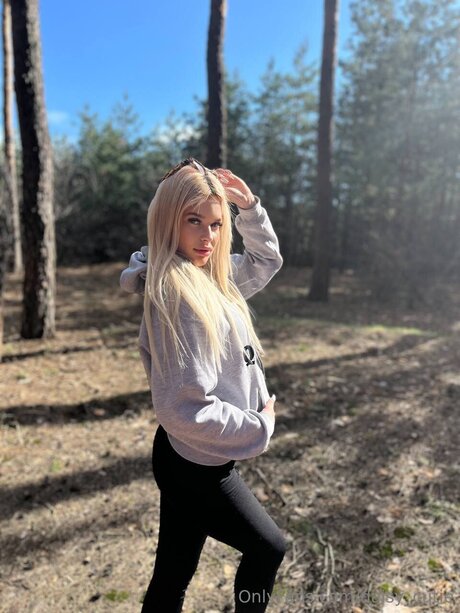 Daisy Cutie beautiful star pics