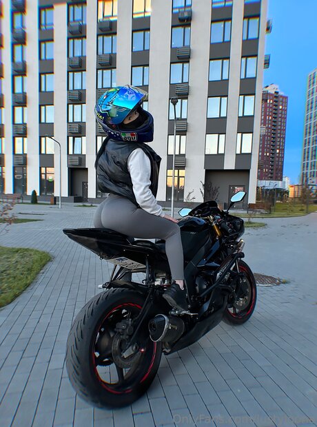 Lustyloona star top img