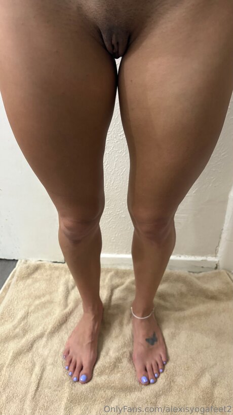 Alexisyogafeet2 model erotic photos