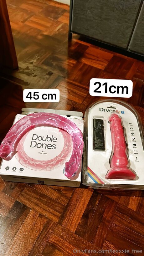 Lexxxie Free star art gallery