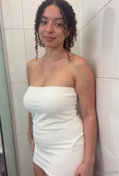 Sunny Bell model hot pic