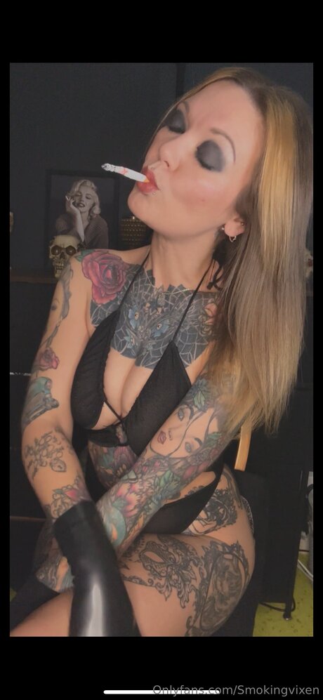 Smokingvixen naked model picture