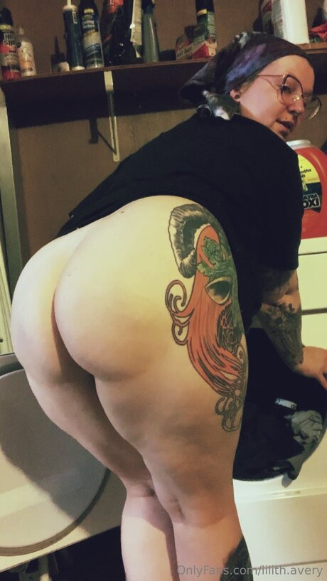 Lilith Avery adult model pics