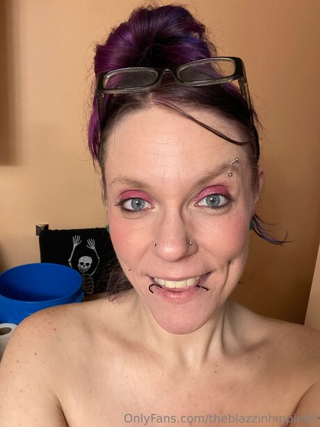 Theblazzinhippie69 adult model pic