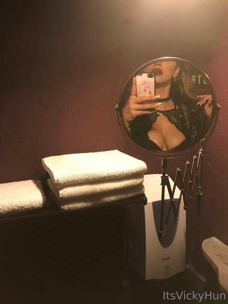 Itsvickyhun nude actress photos