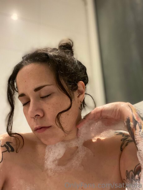 Satanita model perfect pic