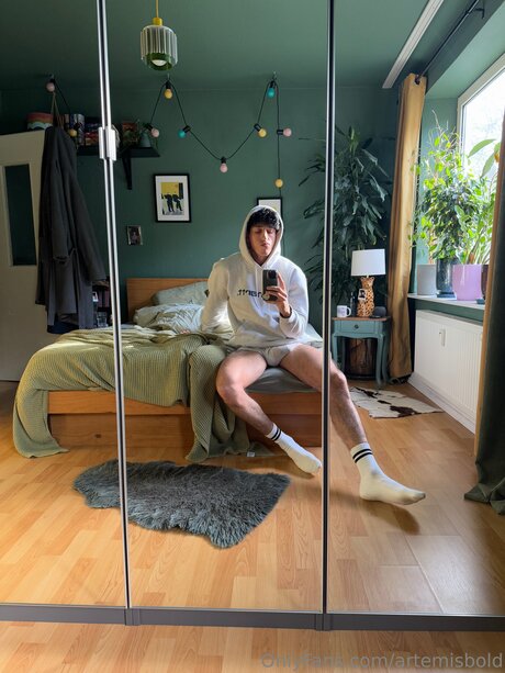 Artemisbold model nude pics