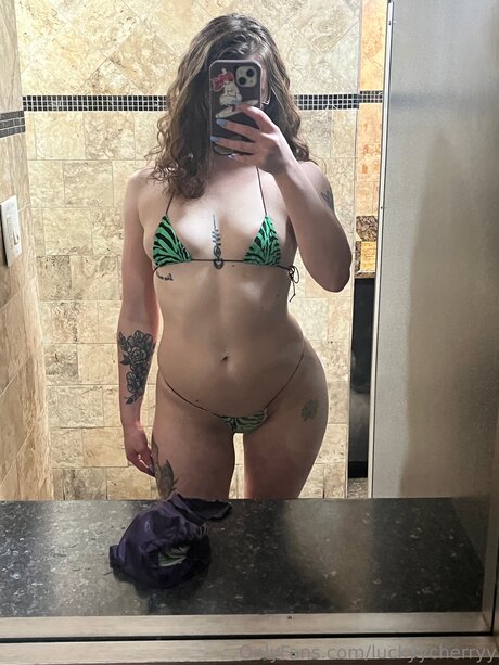 Luckyycherryy porn actress pic