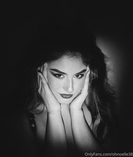 Ohnoelle38 naked pornstar pics