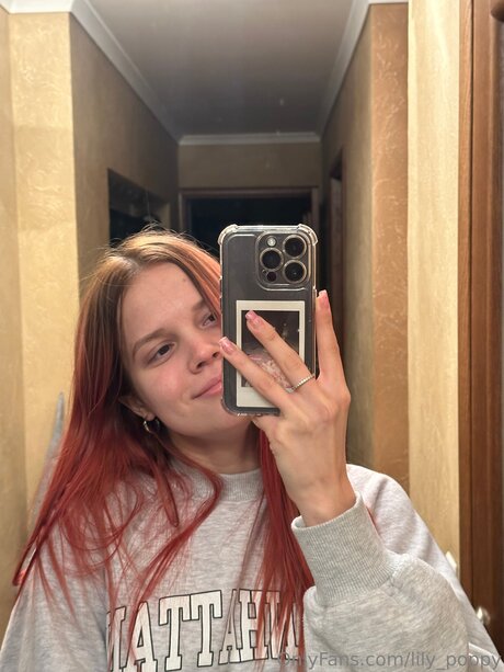 Lily Poppy top star picture