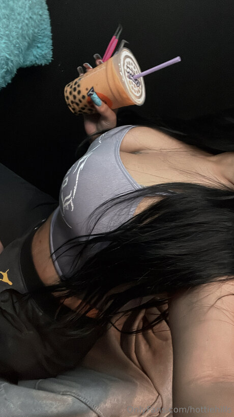 Hottiehills model naked archive