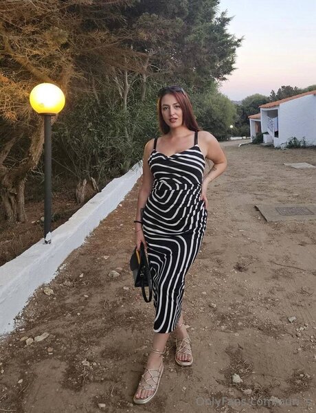 Auri S erotic model photo