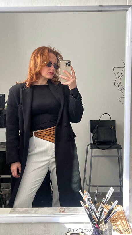 Usienna Fox model nude photo