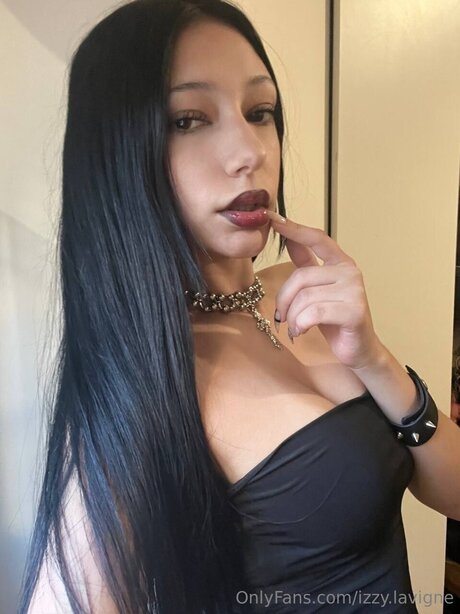 Izzy Lavigne beautiful model pictures