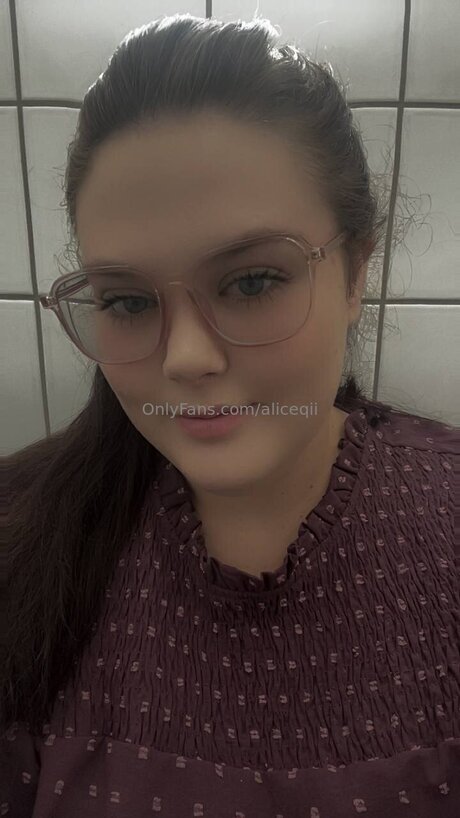 Aliceqii nude model img