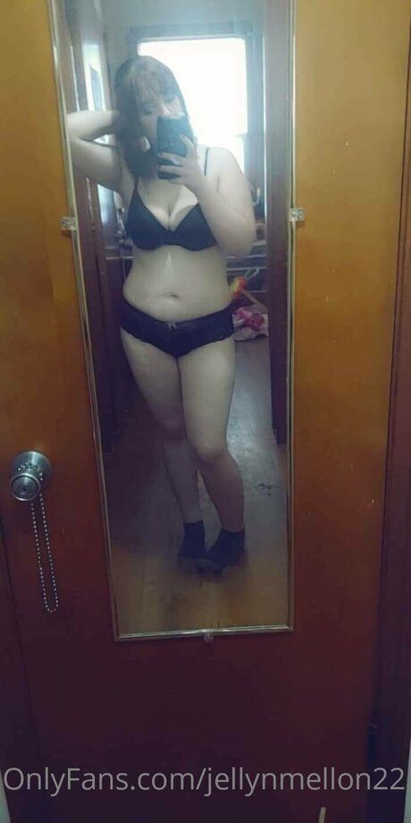 Jellynmellon22 erotic model photo