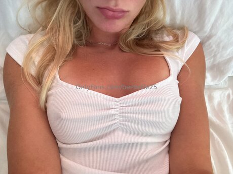 Beebelle25 exclusive model img