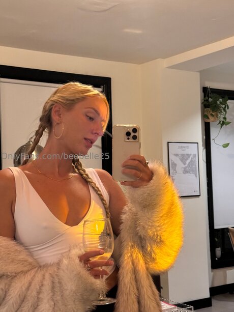 Beebelle25 model sexy pic