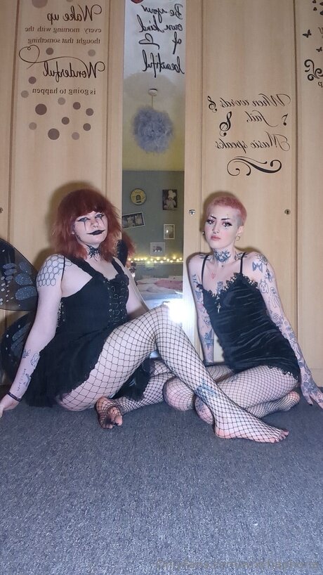 Wixchaphoria model top picture