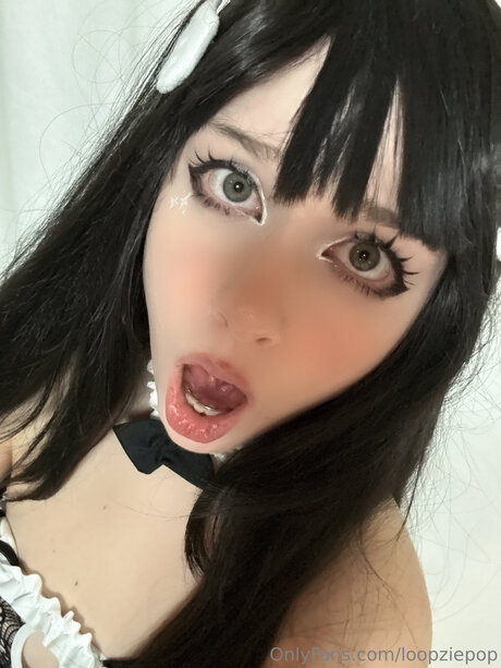Loopziepop model naked image