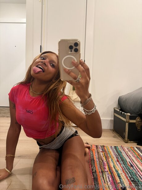 Skinnycurvyalexa hot star images