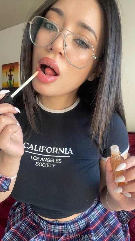 Chloedesireee model porn gallery