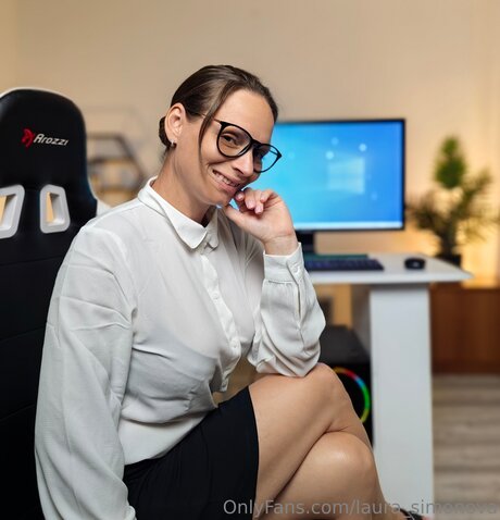 Laura Simonova pornstar nice img