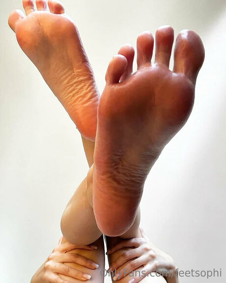 Feetsophi adult model img