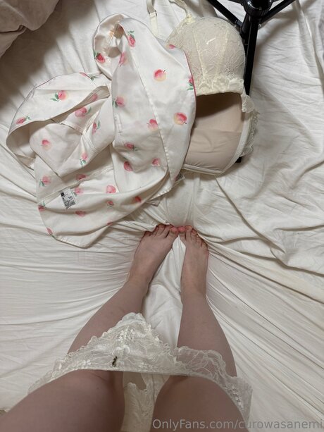 Curowasanemi model nude pic