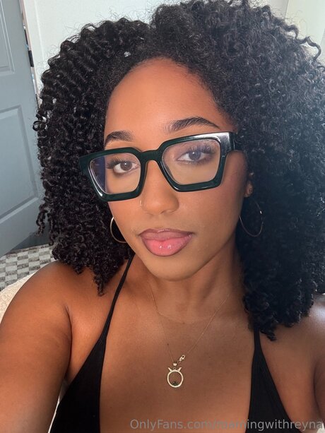 Roamingwithreyna free pornstar img