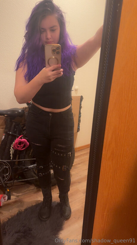 Shadow Queen91 nude model pictures