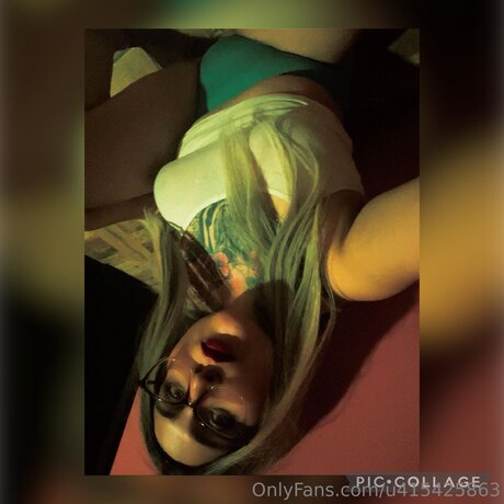 U415425863 model naked photo