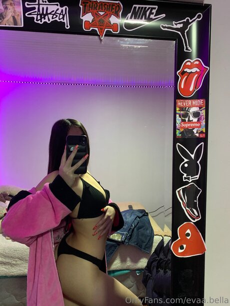 Evaa Bella hot star image